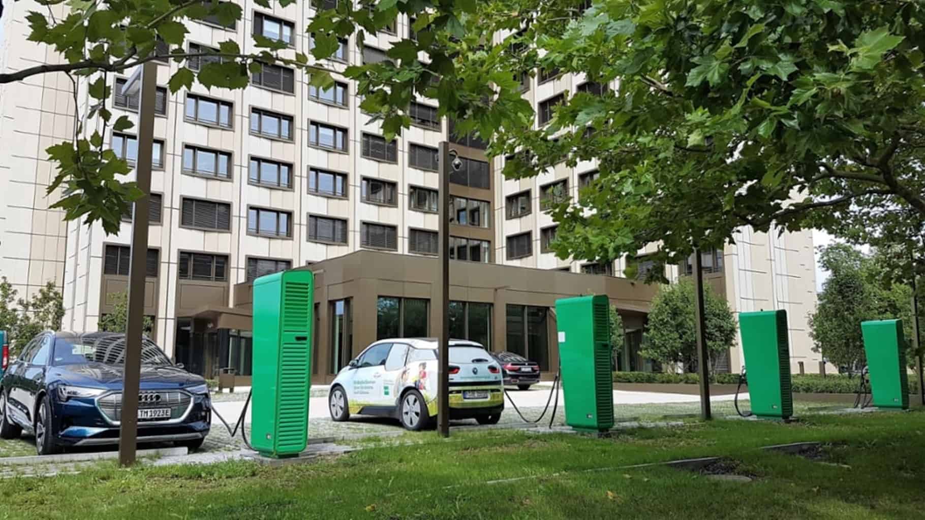 Mit ISO-Standard 15118 Elektroautos ohne Ladekarte laden