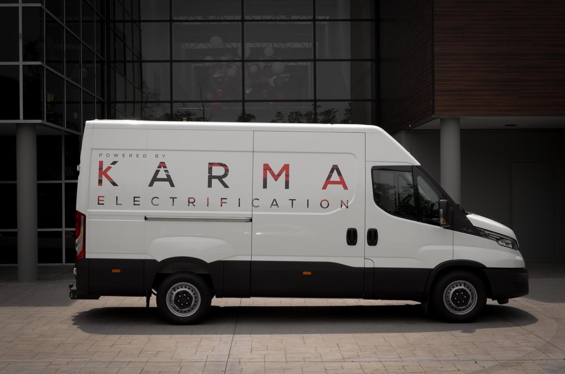 Karma präsentiert teilelektrifizierte „EREV E-Flex Van-Plattform“