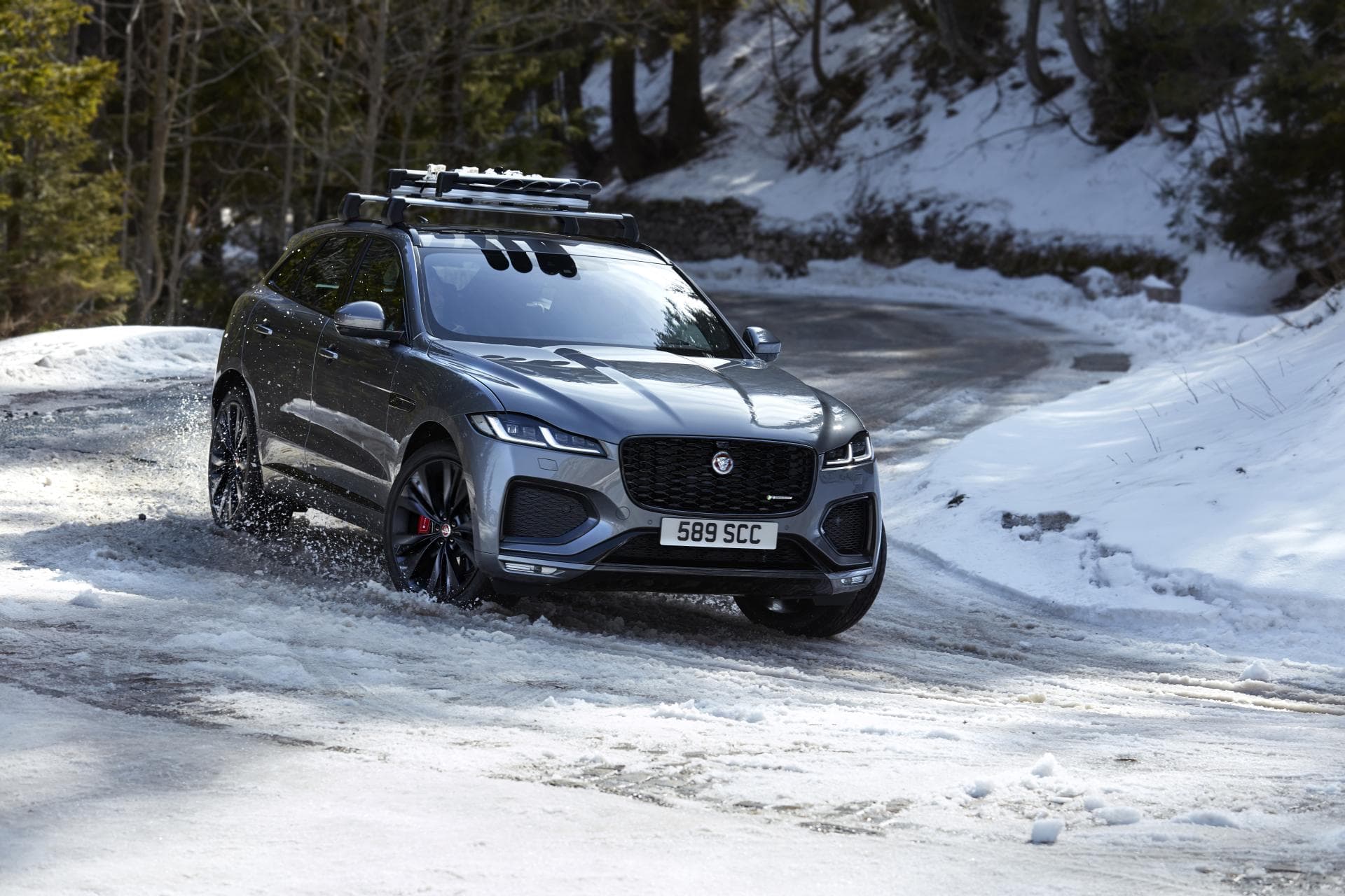 Jaguar F-PACE präsentiert sich mit neuem Design und Plug-In-Hybrid-Antrieb