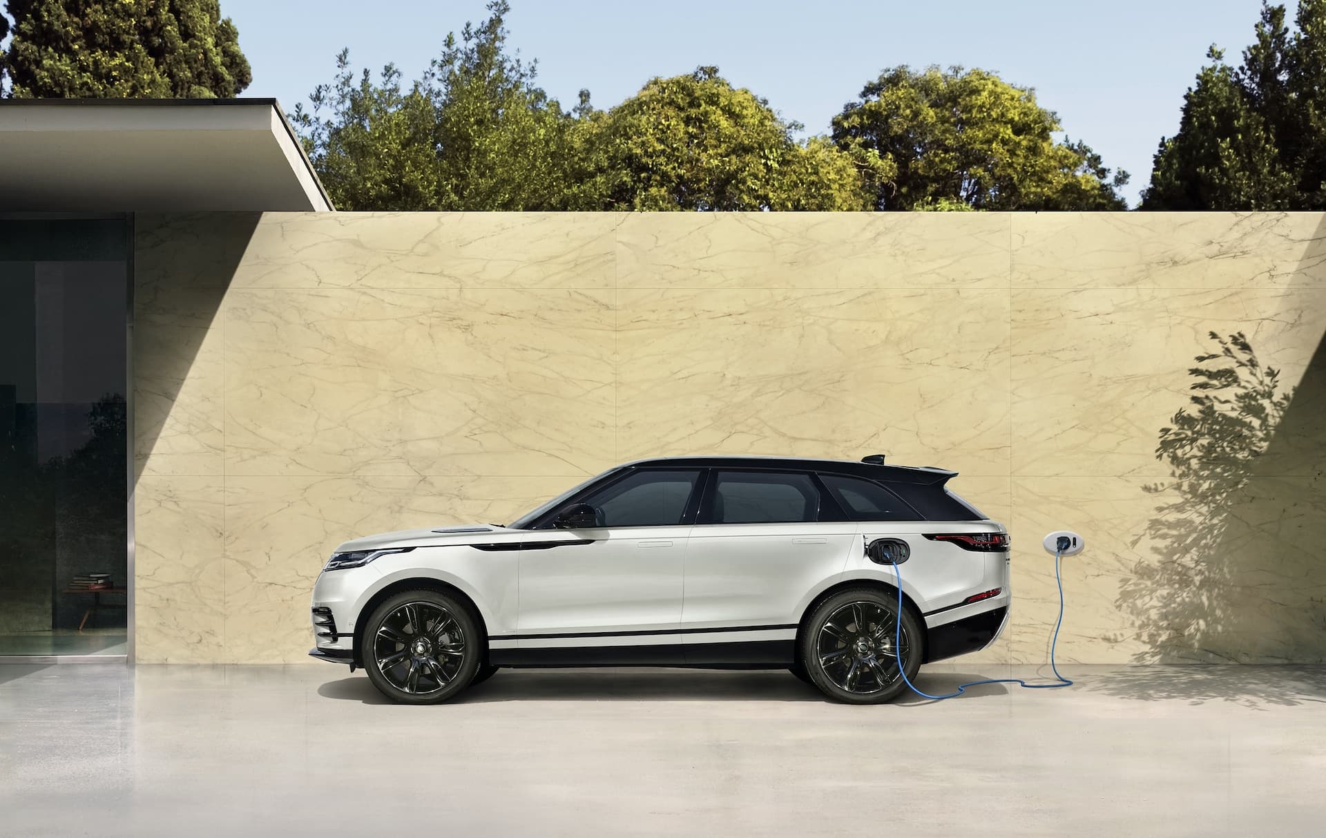 Range Rover Velar fordert Elektro-SUV Porsche Macan heraus