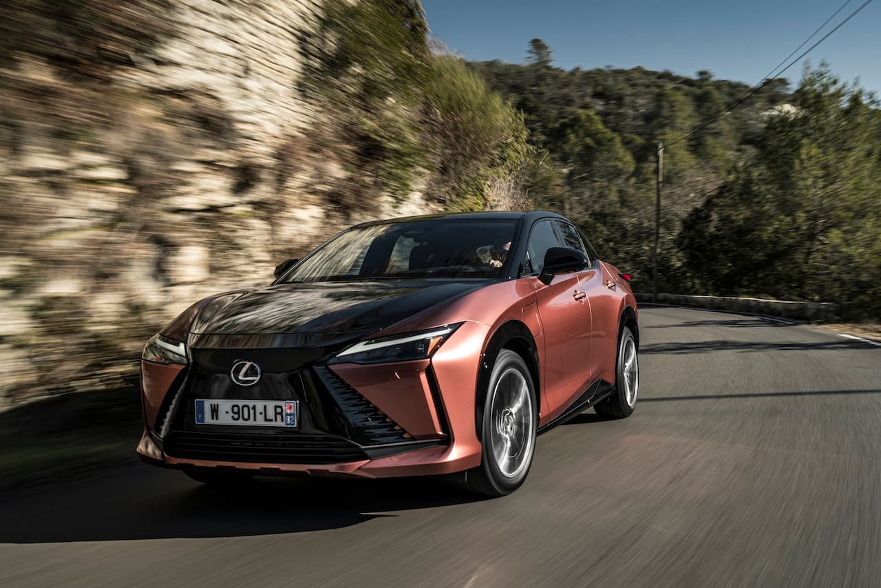 Test: Ist der Lexus RZ besser als das Tesla Model Y?