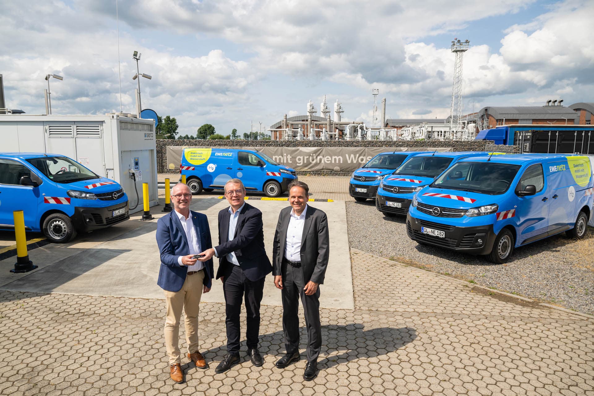 Opel übergibt fünf Wasserstoff-Vivaro-e an EWE Netz