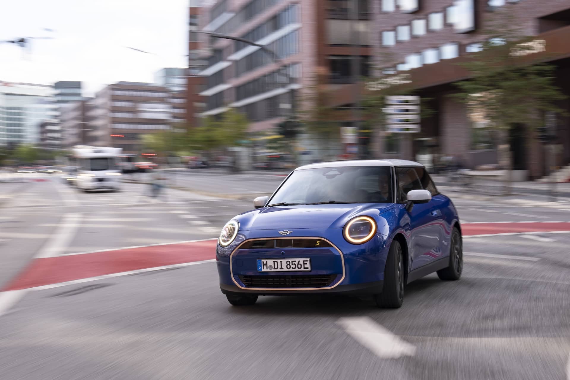 Duell der Elektro-Flitzer: Mini Cooper SE gegen Abarth 500e