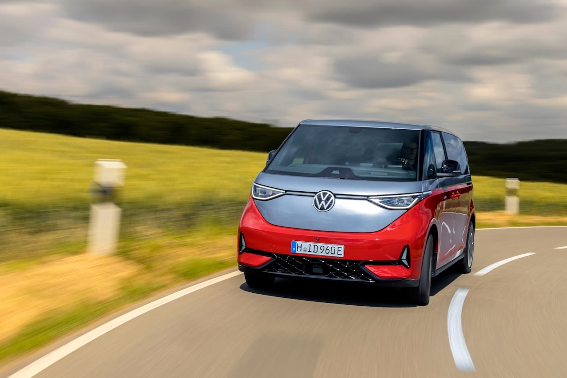 Hybrid-Bus oder Elektro-Buzz? Große Vans im direkten Duell