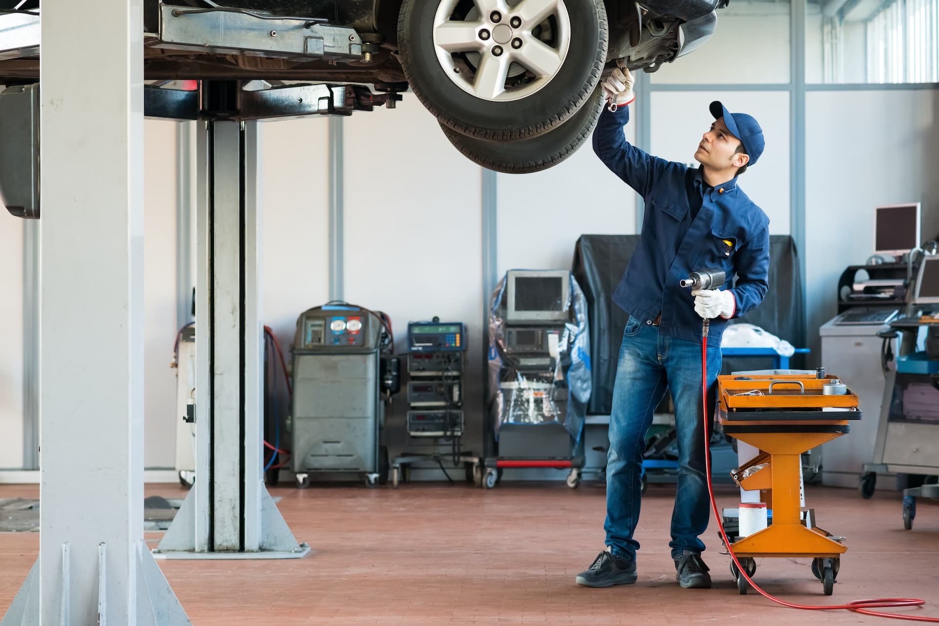 Reparaturpreise steigen – doch E-Autos behalten den Servicevorteil