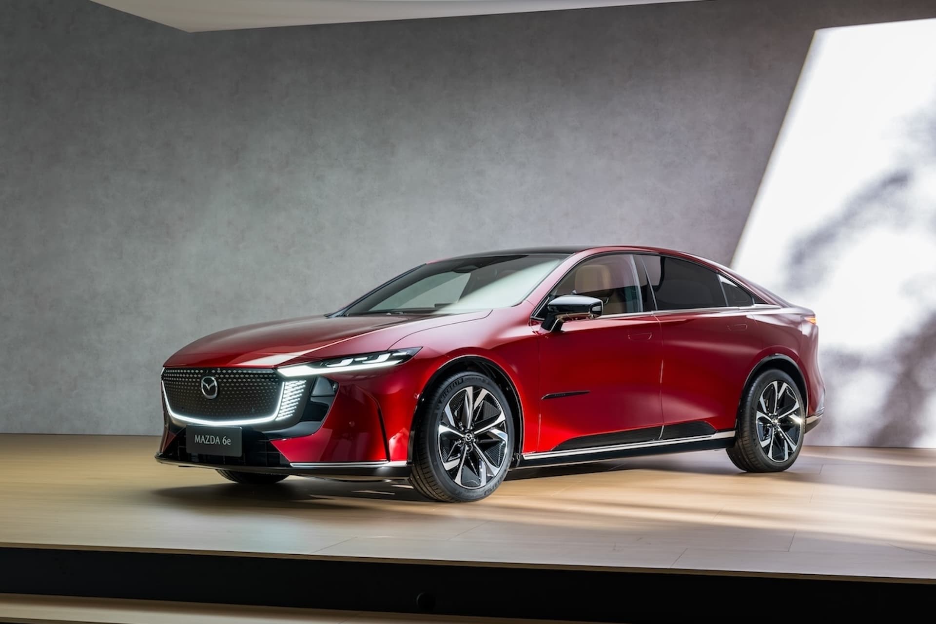 Mazda schiebt E-Auto-Pläne auf, Fokus auf Hybridautos