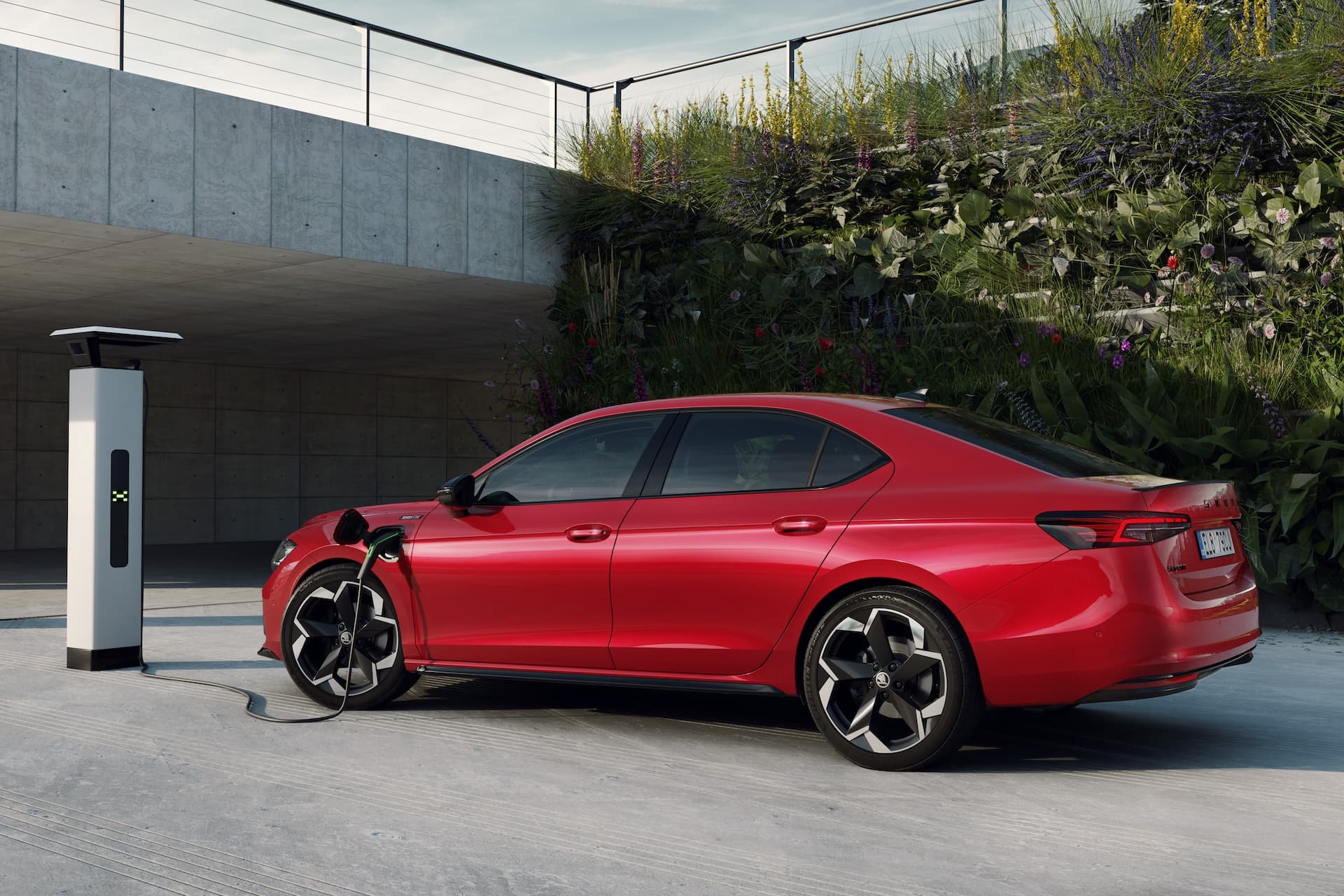 Cover Image for Verbrennerdebatte: VDA schlägt Ladezwang für Plug-in-Hybride vor