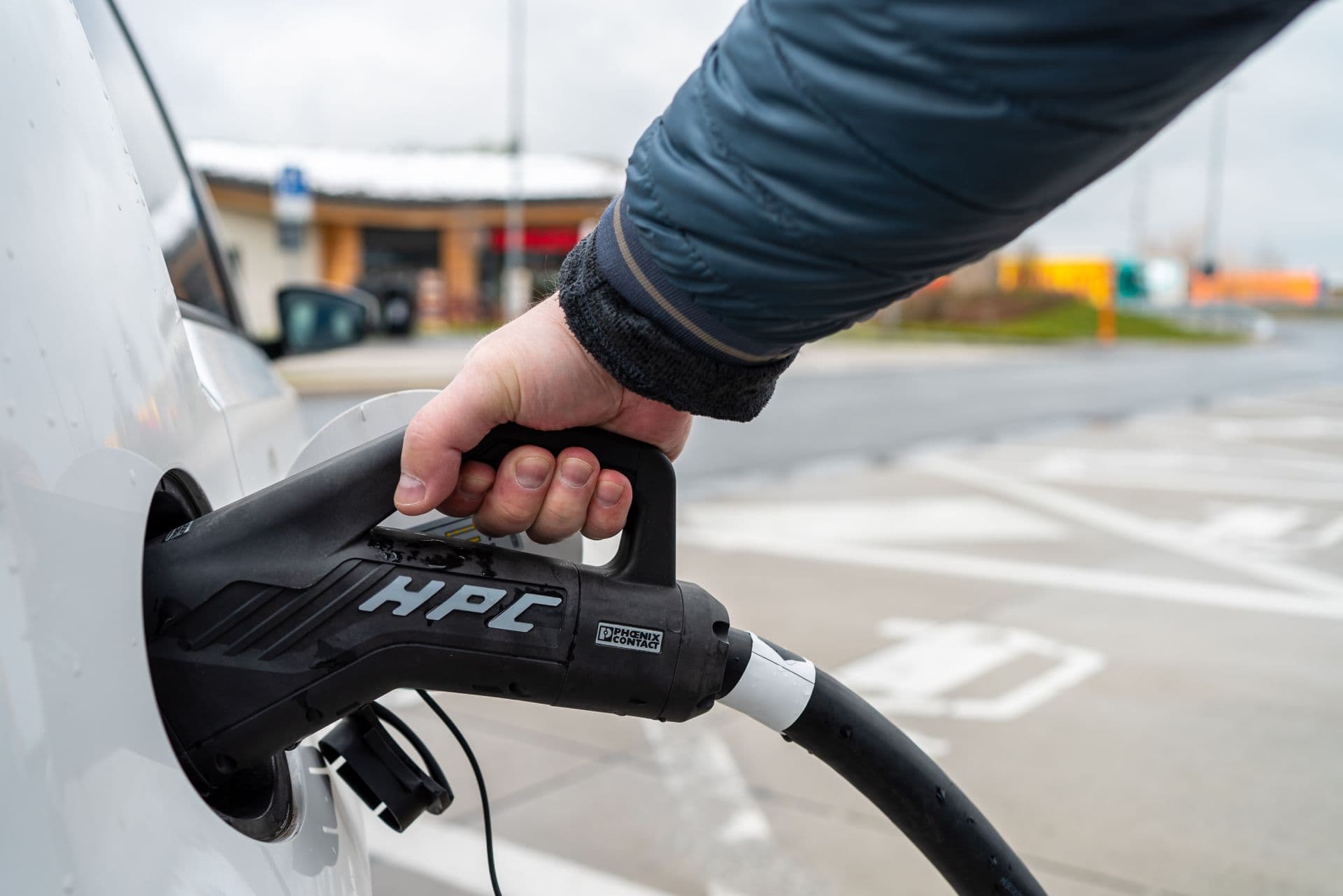 Umfrage zu E-Autos: Günstiger Strompreis sticht Kaufprämie aus