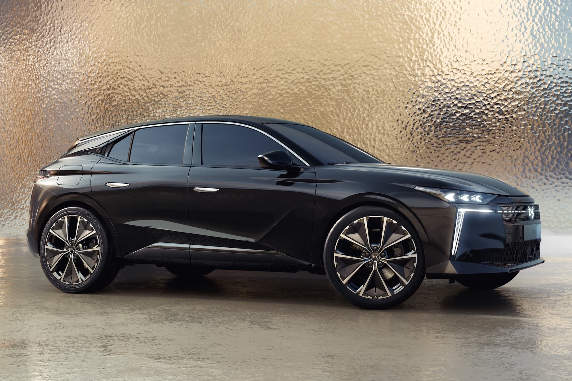 DS mit neuem Elektro-Kompaktmodell DS N°4