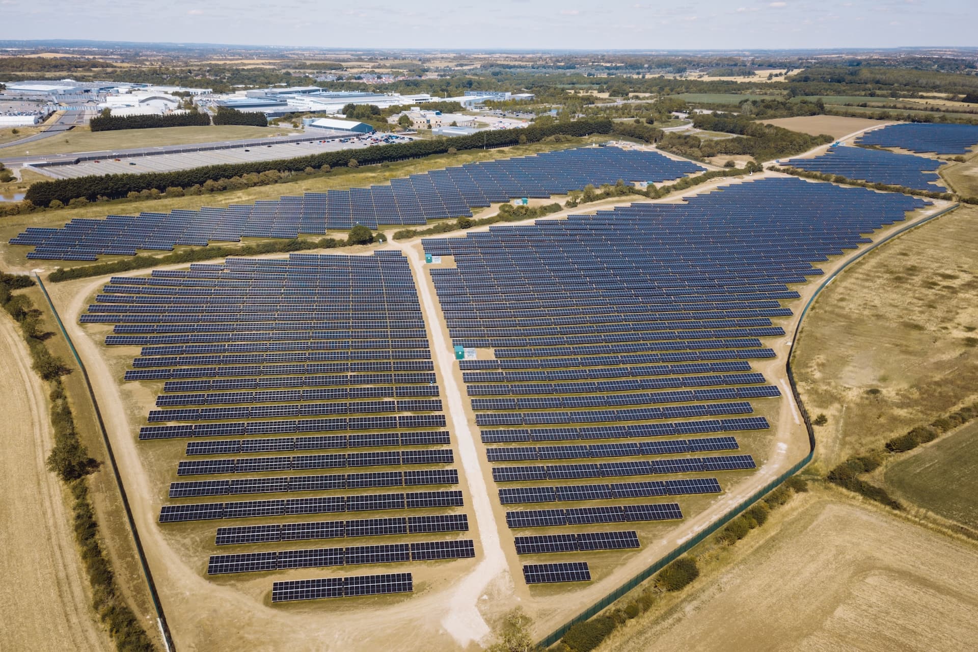 JLR öffnet Solarpark mit 18 Megawatt Leistung