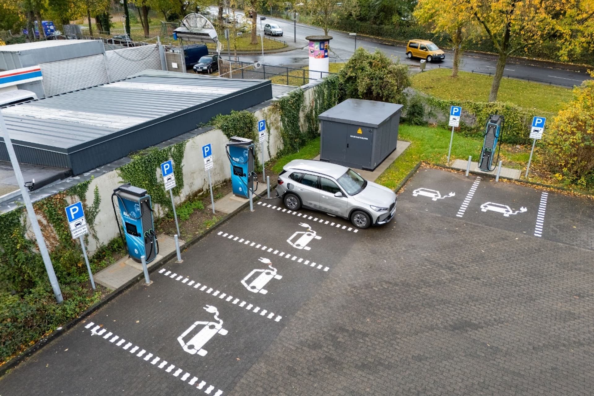 Cover Image for Aldi Süd baut leistungsfähige Schnelllade-Hubs auf