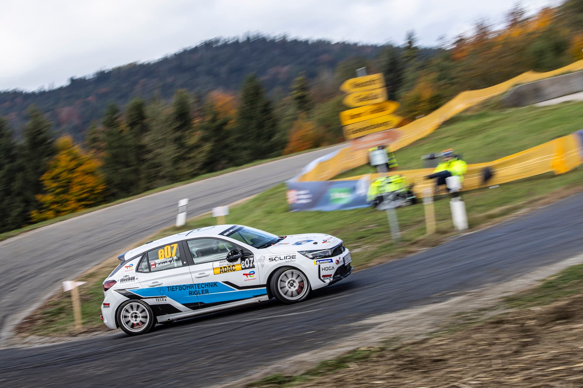 Ein Crash entscheidet: Finalkrimi im ADAC Opel Electric Rally Cup