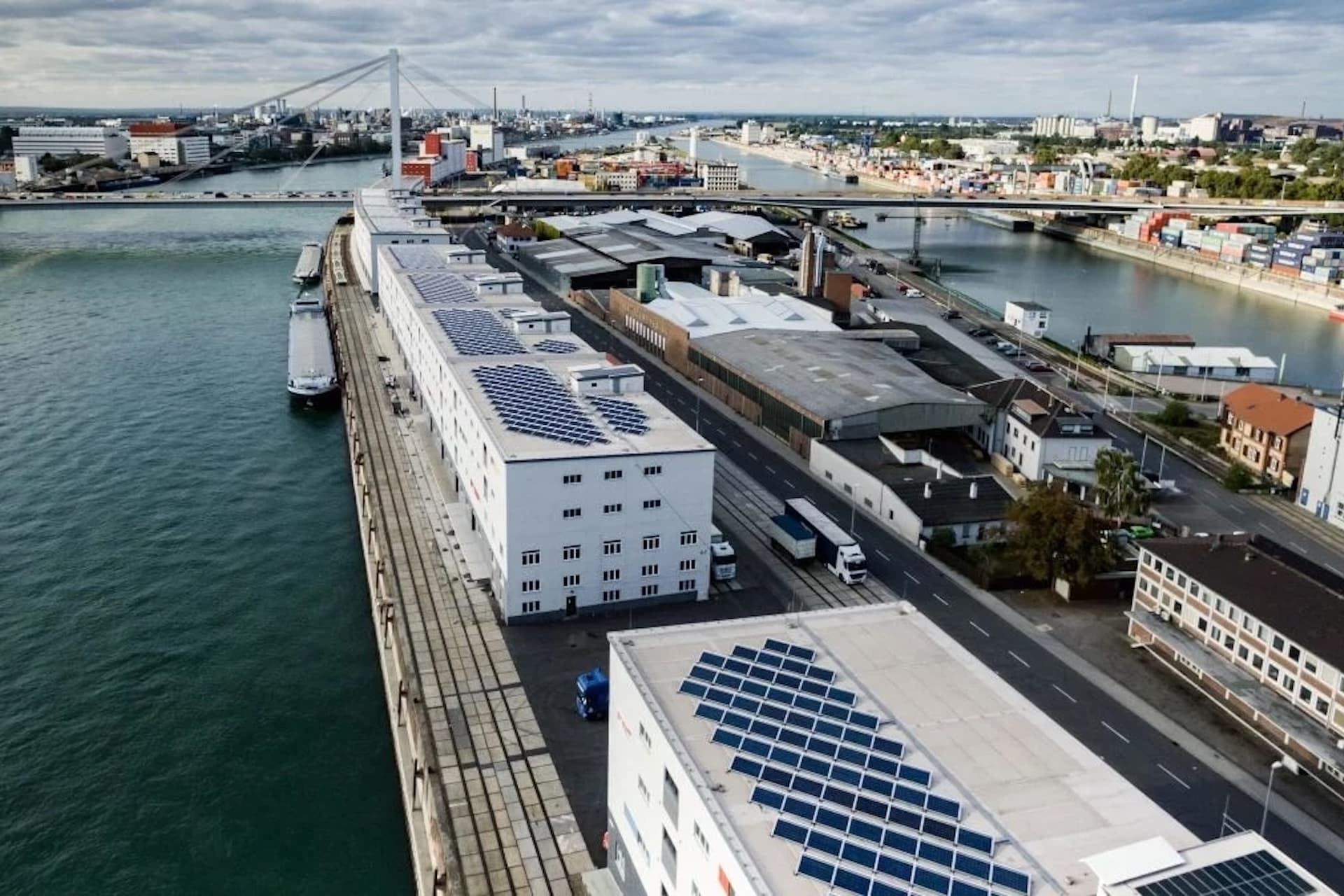 Cover Image for Hafen Mannheim baut MCS-Lader für Elektro-Lkw auf