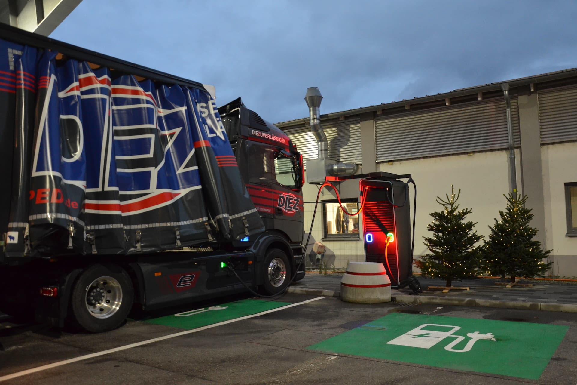 Daimler Truck baut halböffentliches Depot-Ladenetzwerk für Elektro-Lkw auf