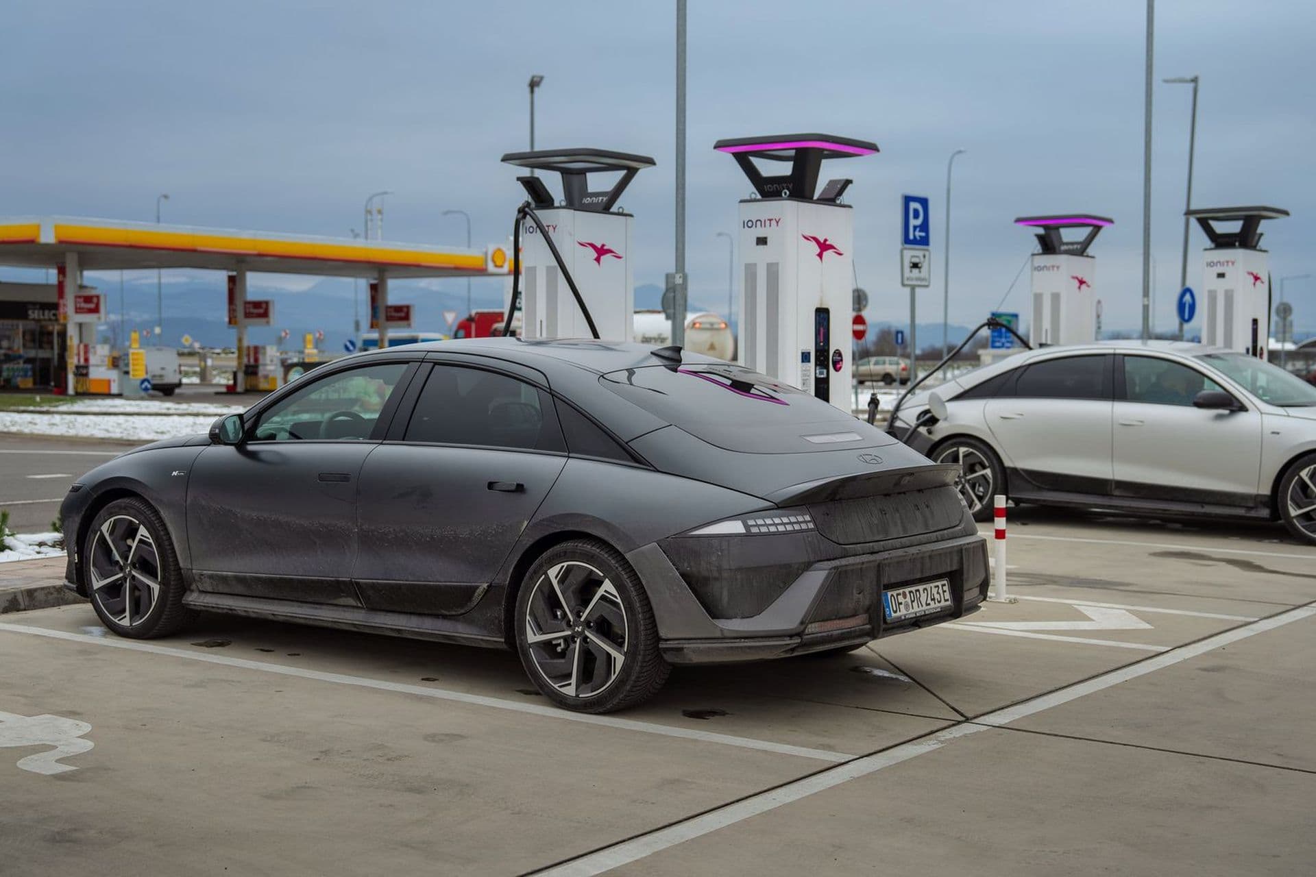 Mit dem E-Auto nach Osten: So dicht ist das Ladenetz 2025