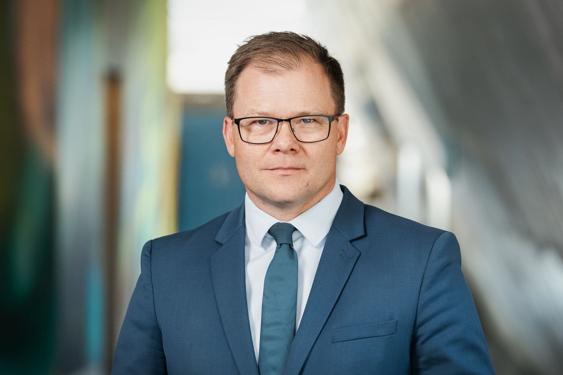 Umweltminister Schneider würde bei Preisaufschlägen auf E-Autos sauer