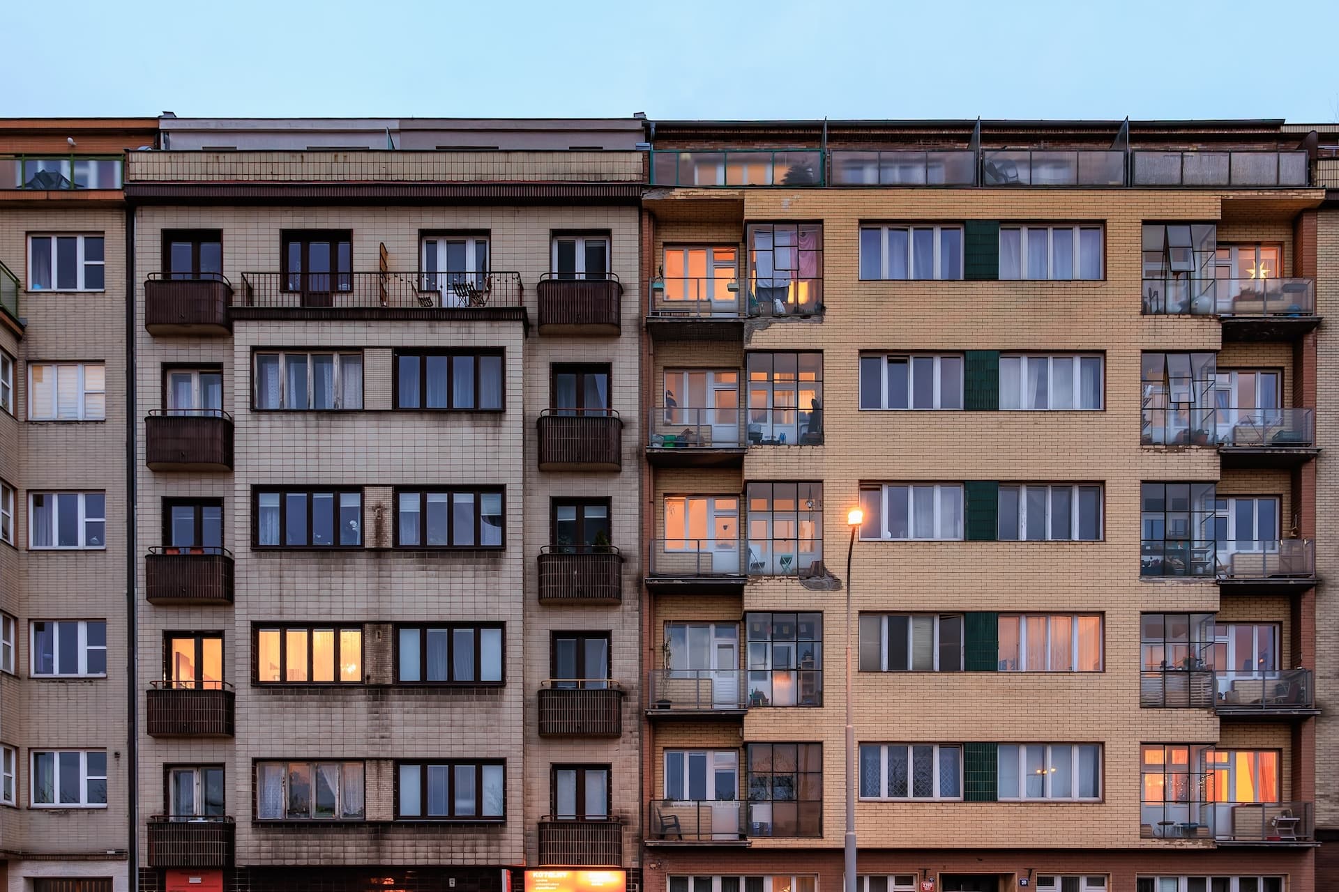 Millionen Haushalte betroffen: T&E warnt vor Lade-Lücke in Mehrfamilienhäusern