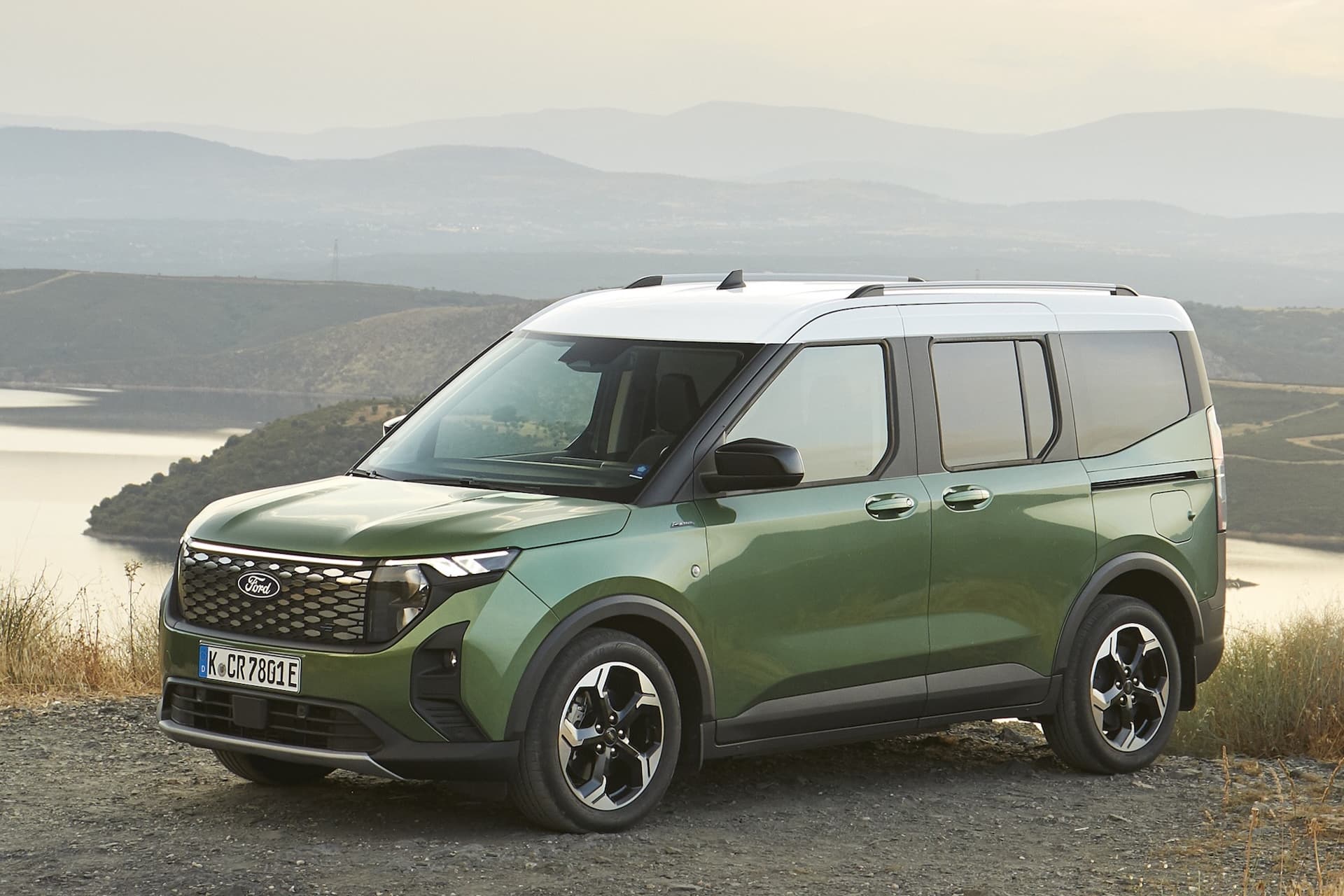 Ford Pro wertet E-Tourneo Courier und E-Transit Courier auf