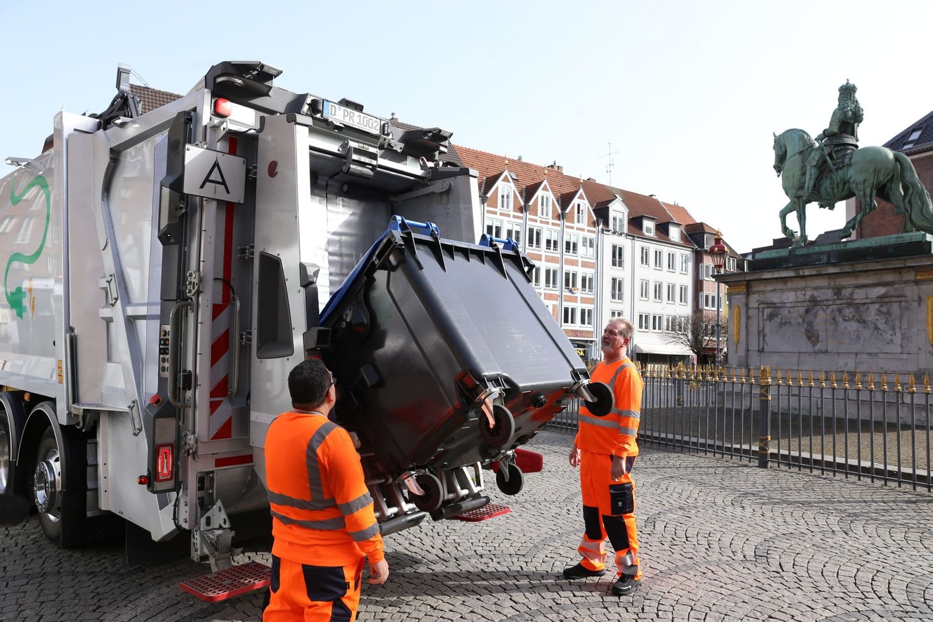 Düsseldorf setzt auf E-Lkw für die Altpapiersammlung
