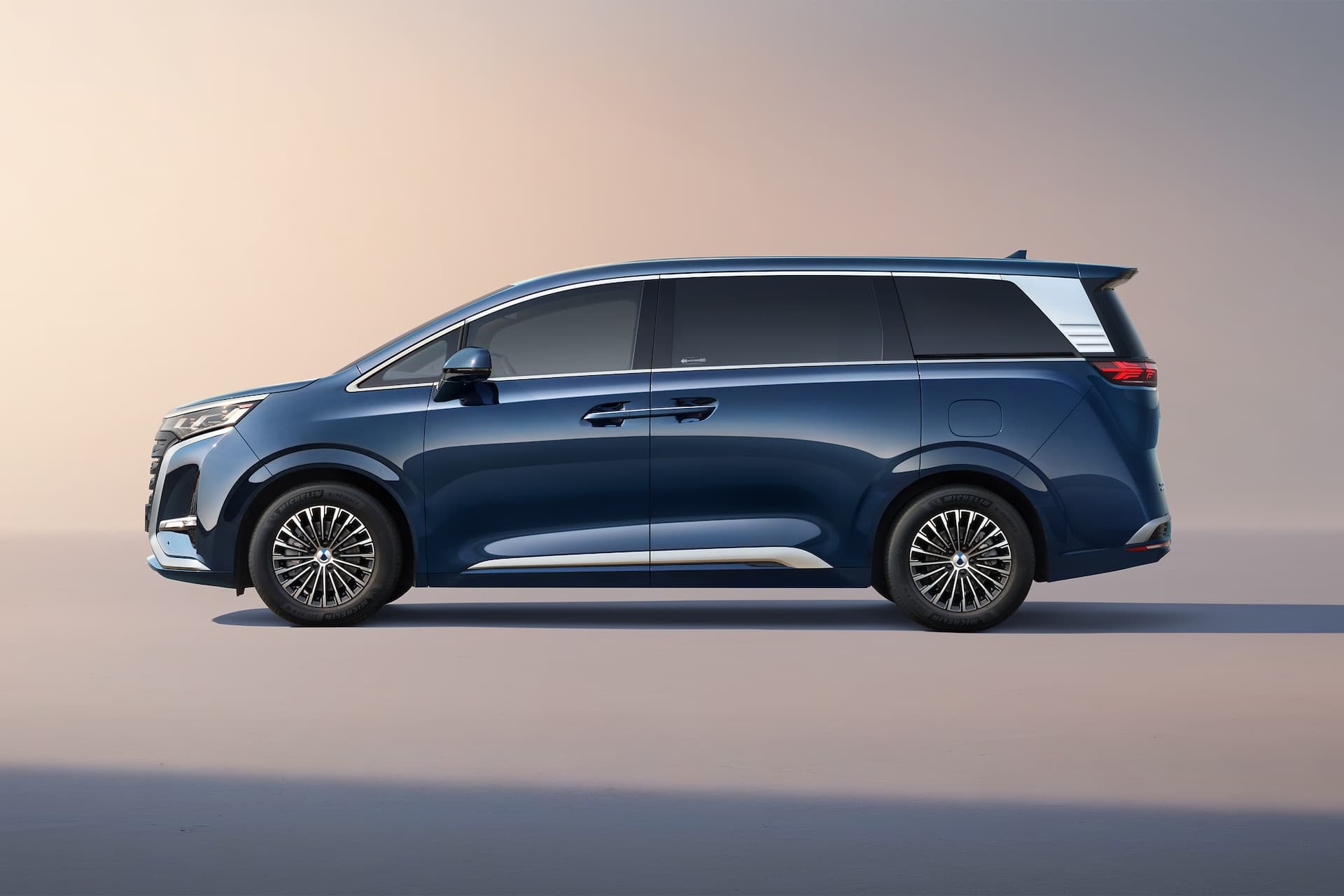 Denza bringt D9 DM-i nach Europa