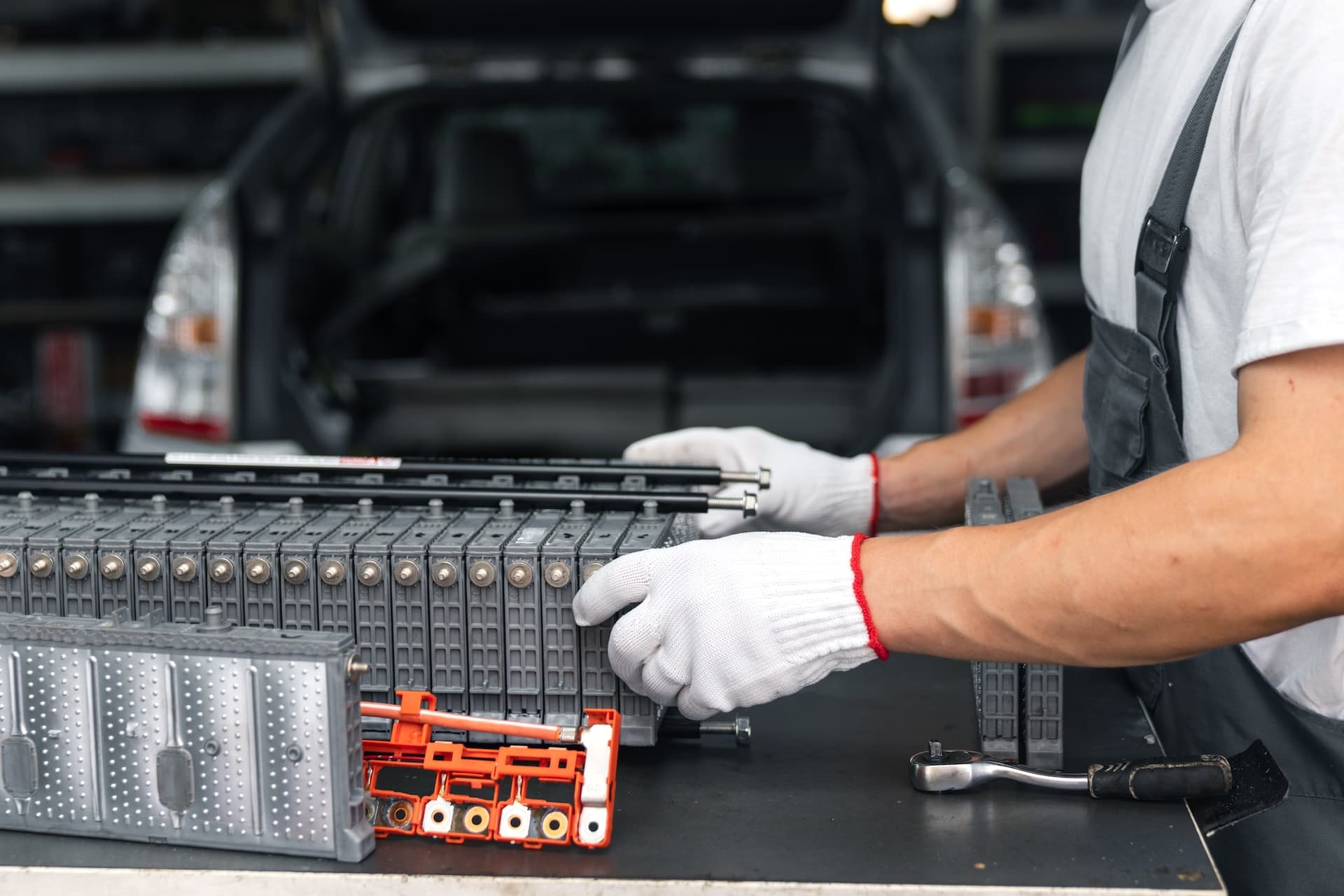 BASF und TSR starten Recycling von E-Auto-Batterien