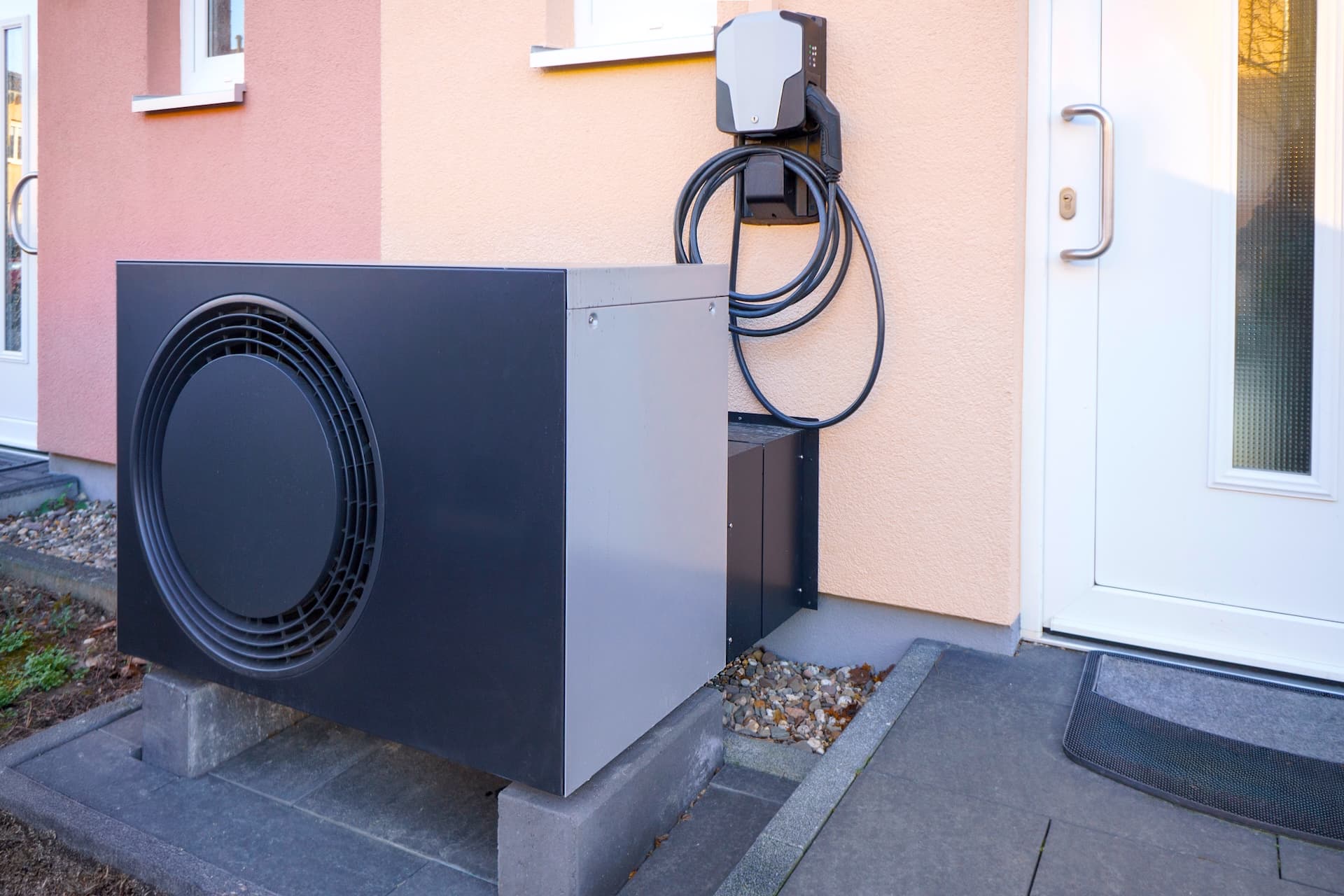 Wärmepumpe plus E-Auto spart knapp 2000 Euro pro Jahr