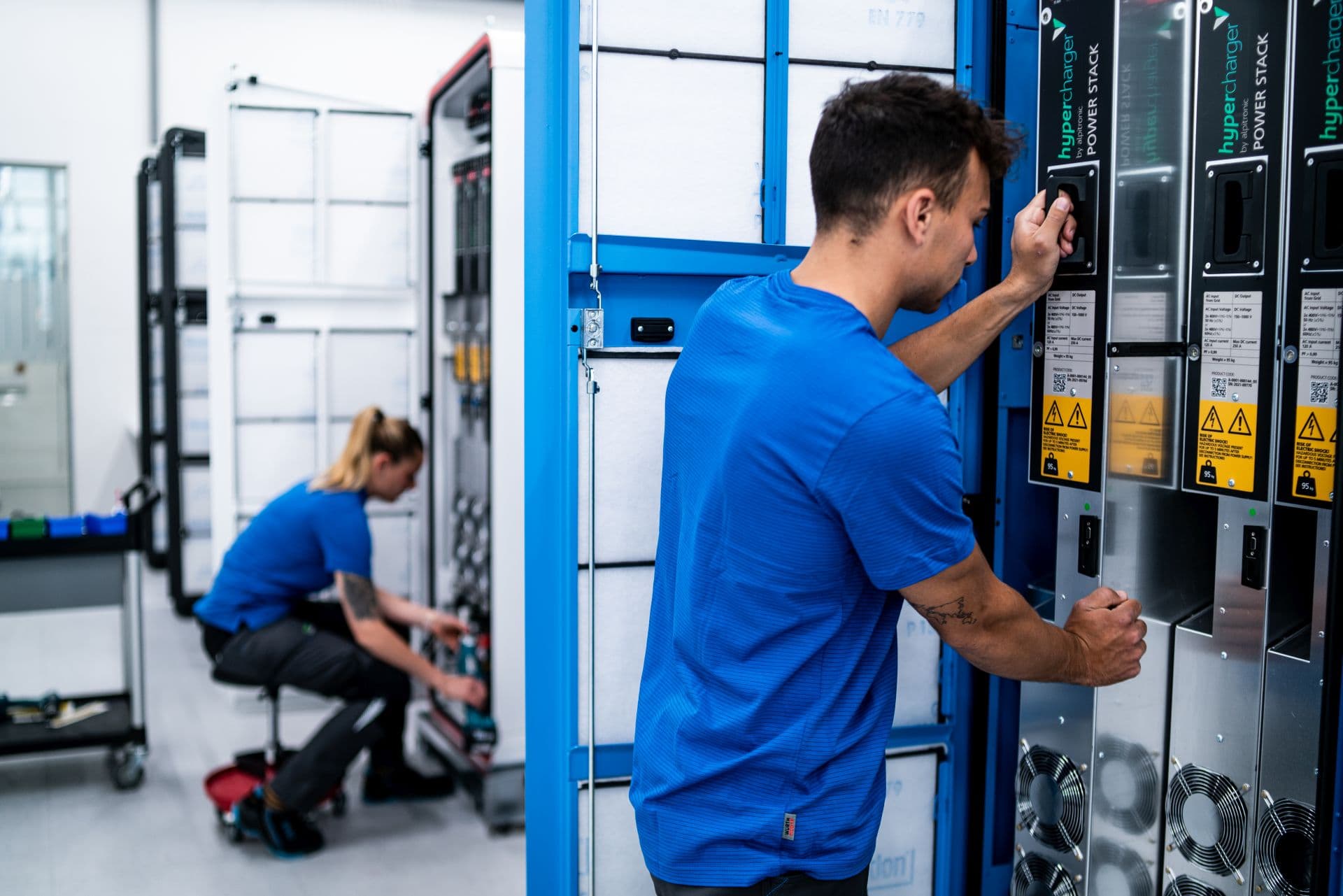 Exklusiv: So produziert Europas größter Ladesäulenhersteller Alpitronic