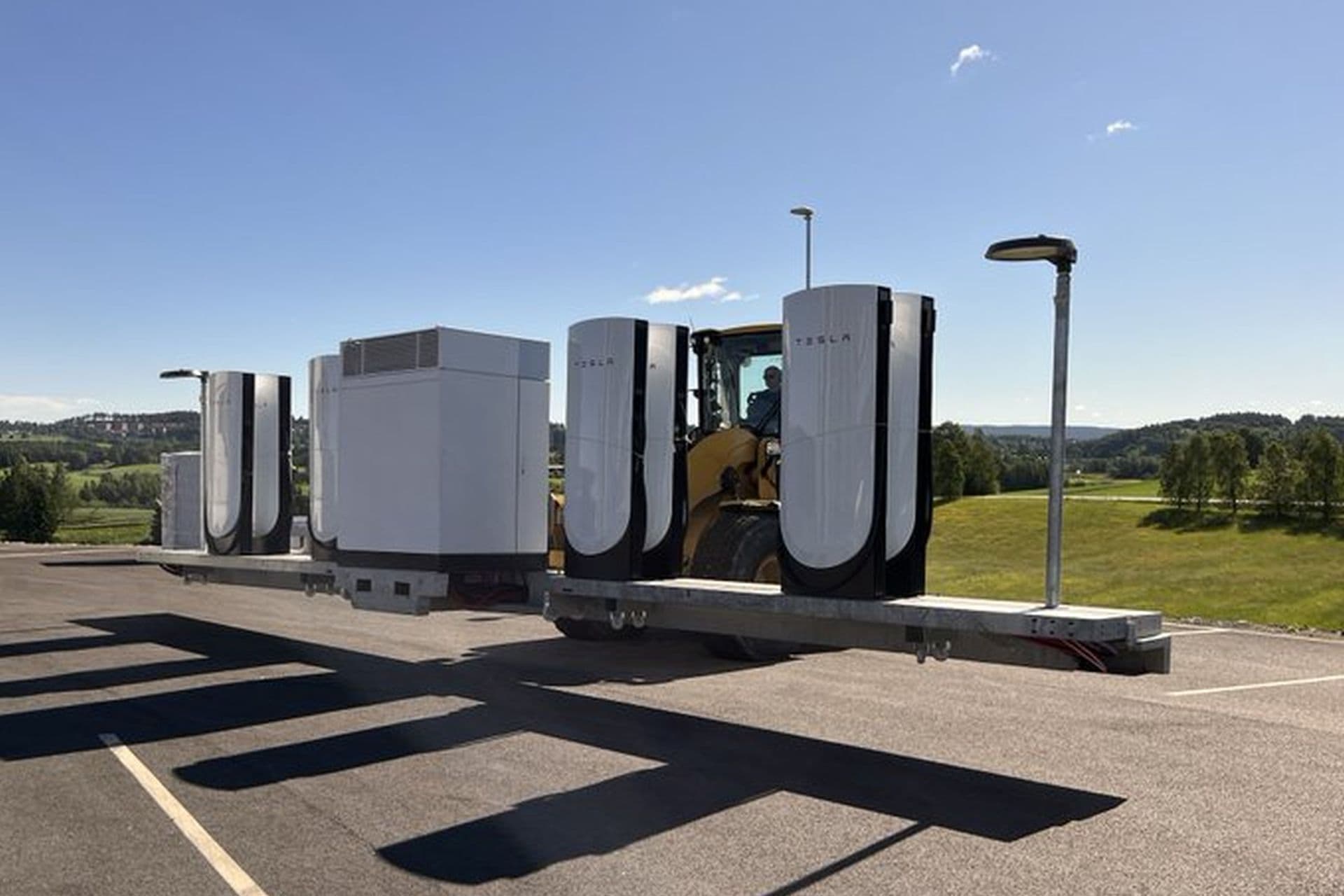 Tesla bringt Folding Unit Supercharger nach Europa