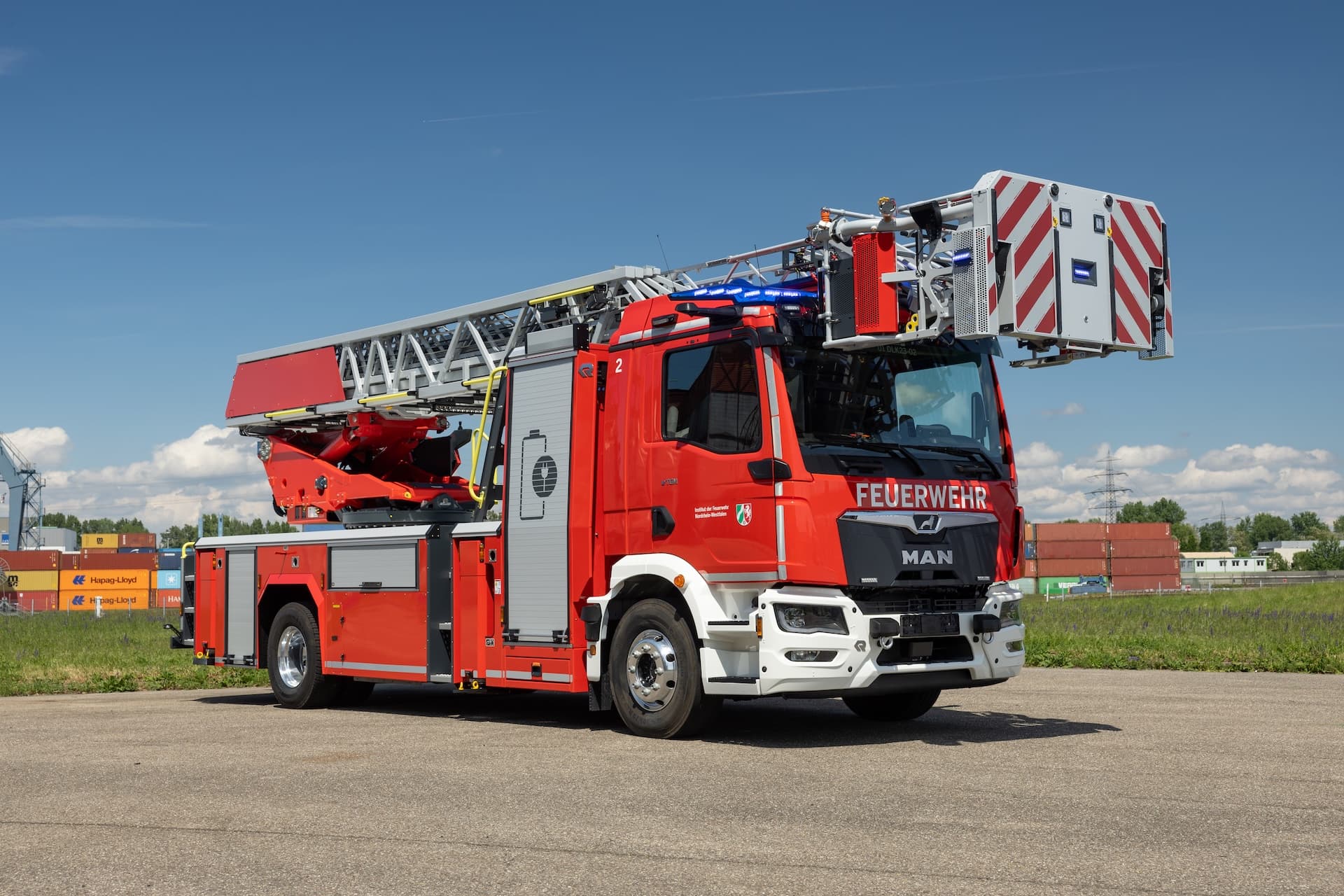 Feuerwehr-Premiere: Erster elektrischer Drehleiter-Lkw unter 16 Tonnen