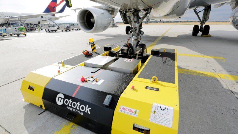 Fraport elektrisch betriebene Schleppfahrzeuge bei der Flugzeugabfertigung im Einsatz