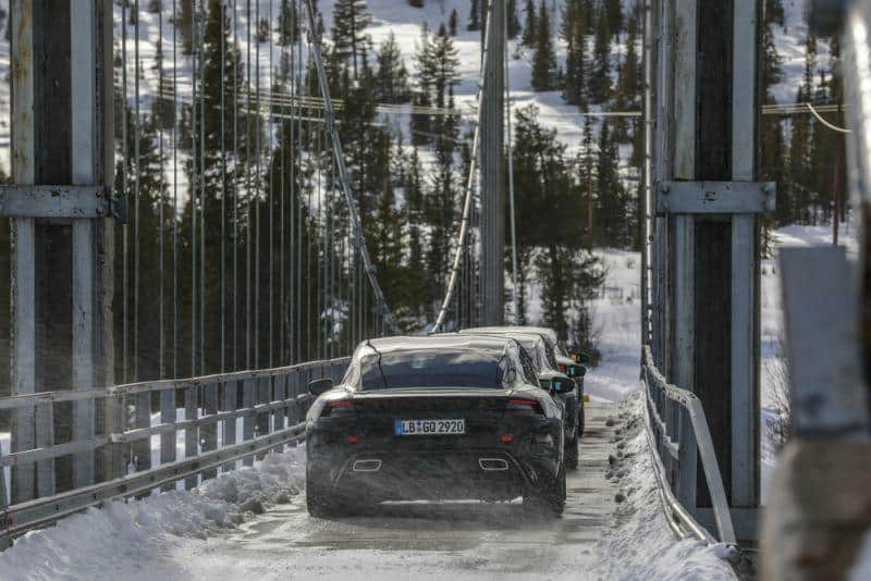 Porsche Taycan in Eis und Schnee