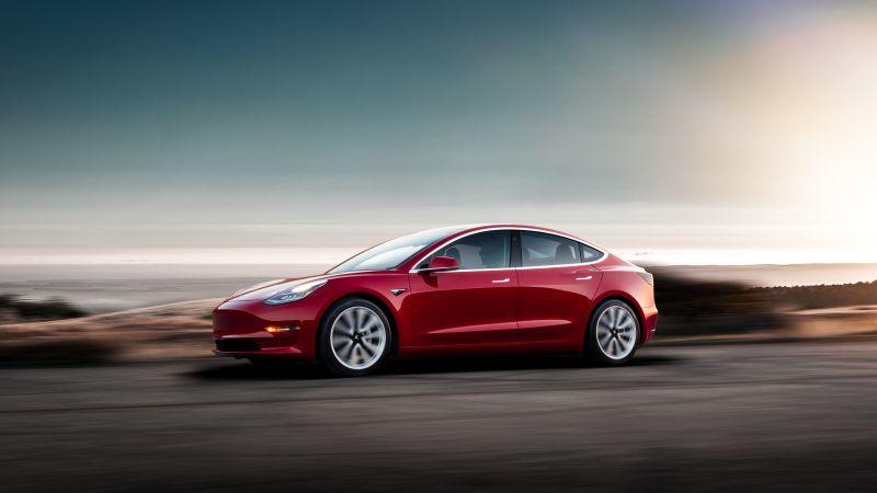 Tesla Model 3 in rot - Seitenansicht