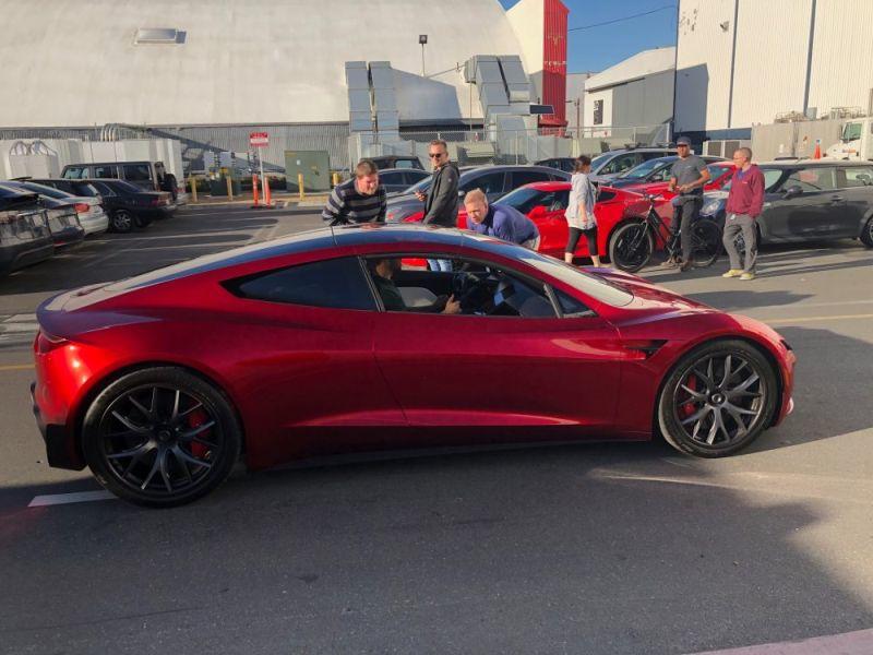 https://www.elektroauto-news.net/wp-content/uploads/2019/03/Tesla-Roadster-Stippvisite-bei-Premiere-des-Tesla-Model-Y-1.jpg