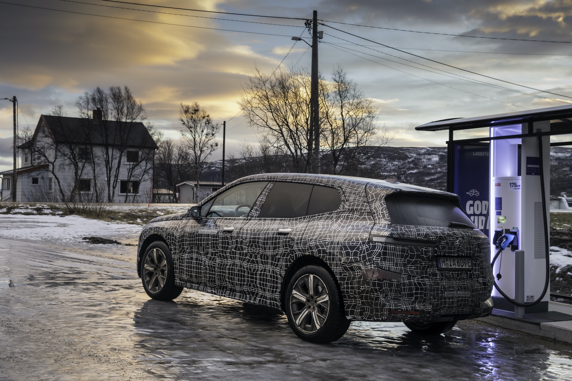 BMW-Elektroauto-iX-Wintererprobung-Nordkap-Laden