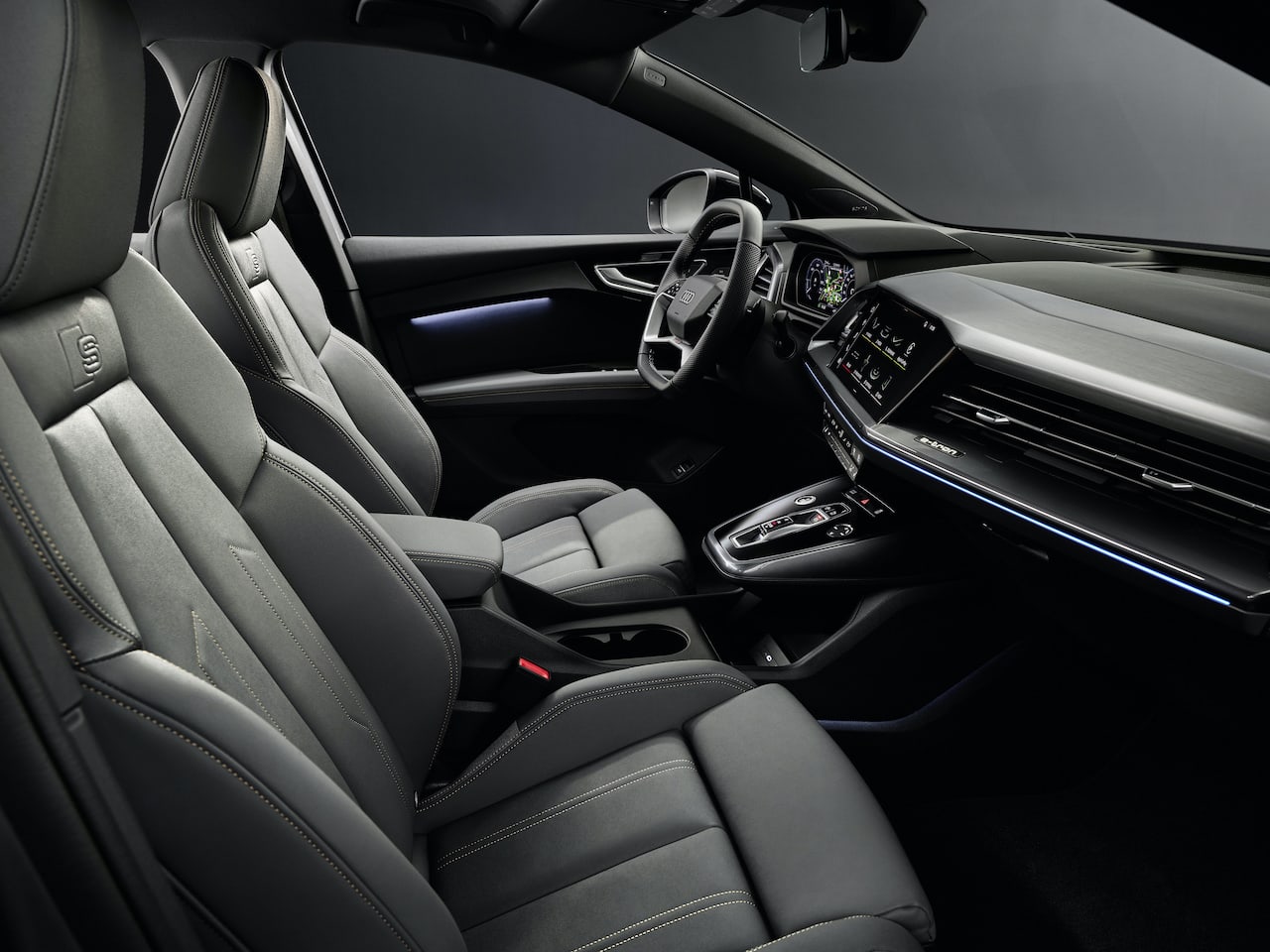 Audi-Elektroauto-Q4-e-tron-Innenraum-Cockpit-Sitze