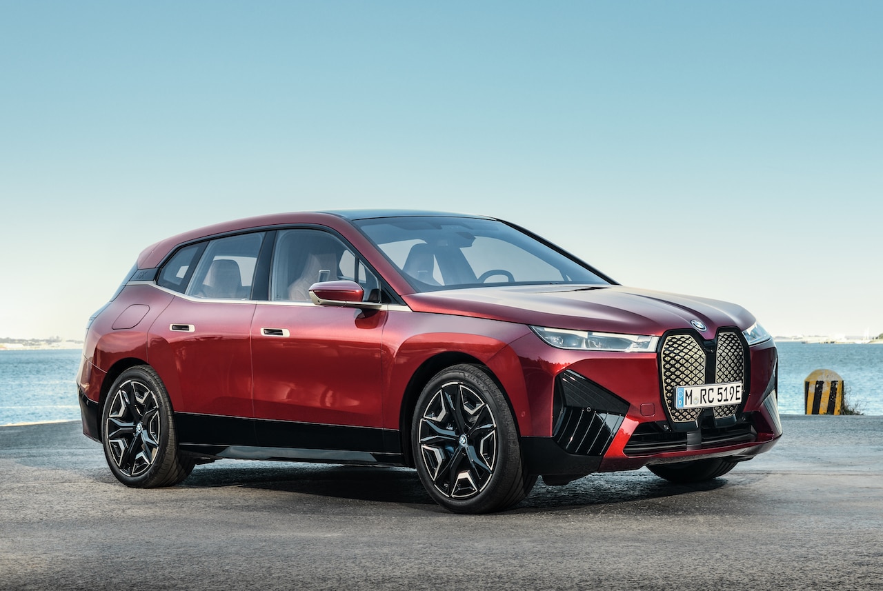 BMW-Elektroauto-iX-Rot-Teaser