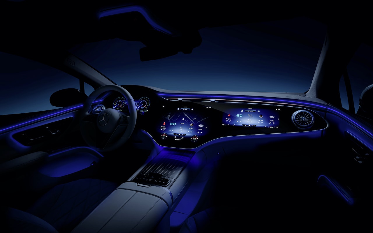 Mercedes-Elektroauto-EQS-Cockpit-Nacht