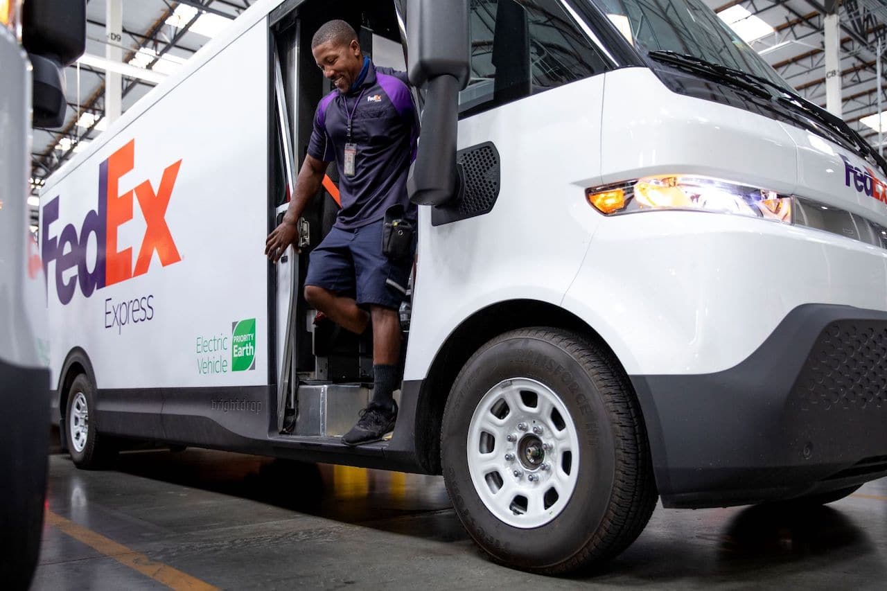 FedEx-Elektrotransporter-General-Motors-Zevo-600-Einstieg